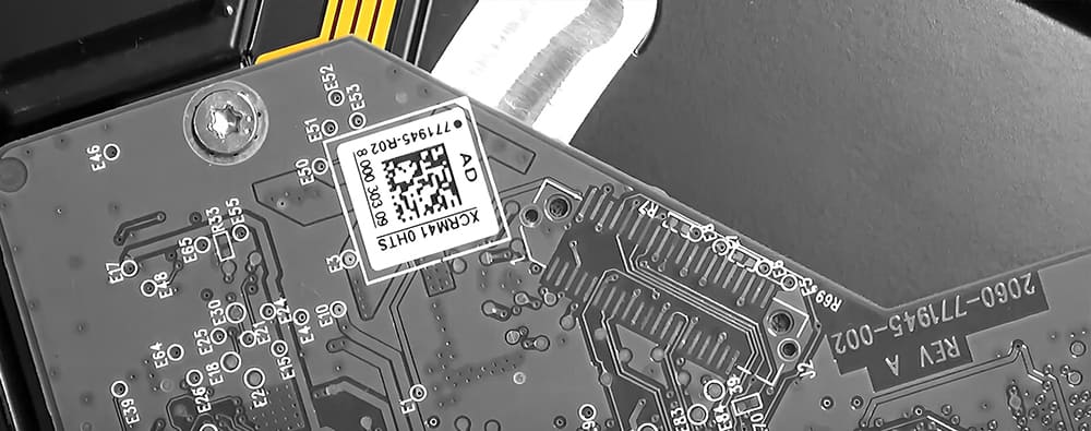 Крупный план платы жесткого диска с маркировкой XCRM41 0HTS и QR-кодом, лежащей в корпусе.